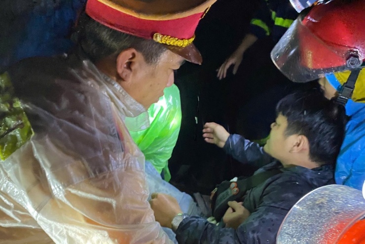 Lực lượng chức năng hỗ trợ đưa các nạn nhân ra ngoài.