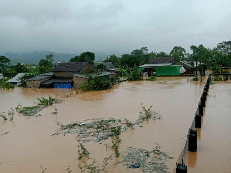 'Nước lên quá nhanh, chúng tôi chỉ kịp chạy để giữ tính mạng' - 1