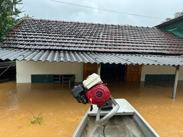 'Nước lên quá nhanh, chúng tôi chỉ kịp chạy để giữ tính mạng' - 4