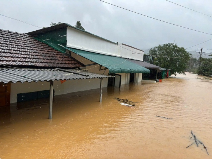 Người dân đã nhanh chóng sơ tán đến các điểm cao để đảm bảo an toàn. Ảnh: CTV