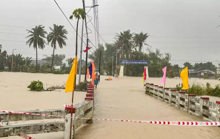 Mưa lớn, hồ xả lũ khiến nhiều khu vực hạ lưu các sông bị ngập sâu gần 2 m. Trong ảnh, lực lượng công an tiếp cận đưa những người mắc kẹt ở thôn Thủy Xưởng, xã Suối Hiệp, ra ngoài.