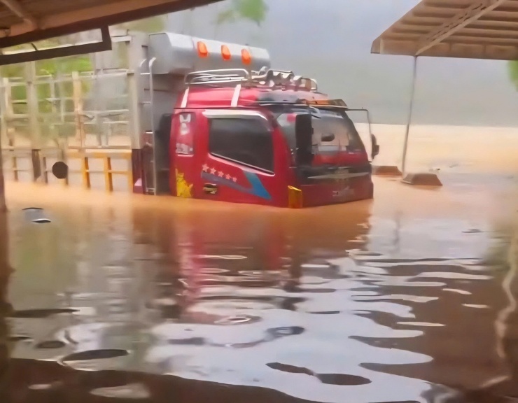 Lũ bủa vây nhà dân ở Huế – Quảng Trị, ô tô ngập trong biển nước - 2