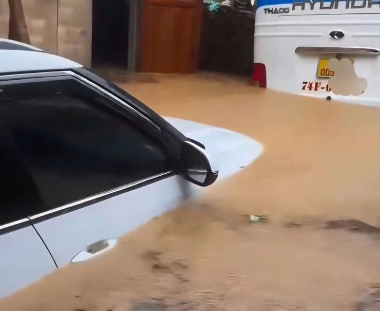 Nhiều tài sản có giá trị lớn như ô tô, xe máy cũng bị ngập sâu trong nước. Ảnh: CTV