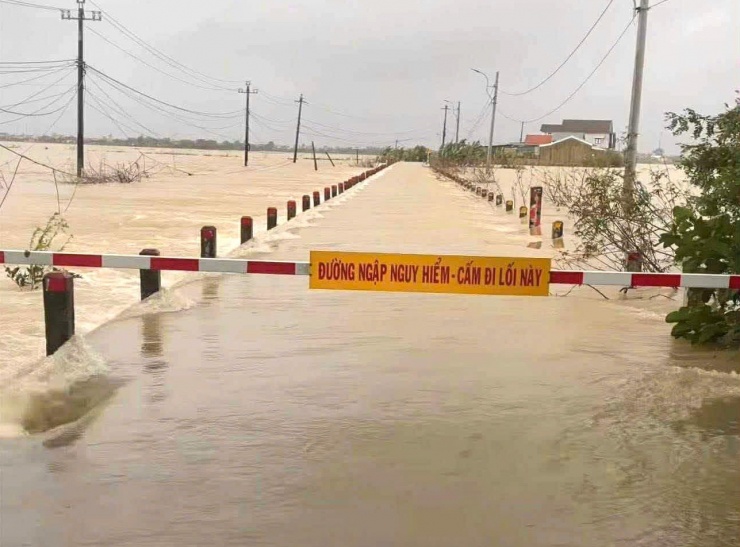 Một tuyến đường ở xã Quảng Điền nước chảy xiết được rào chắn phương tiện, không lưu thông. Ảnh: CTV