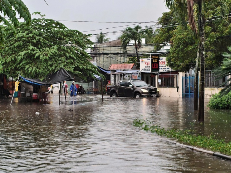 Nhiều tuyến đường ở phường Tây Nha Trang bị ngập cục bộ. Ảnh: AX 
