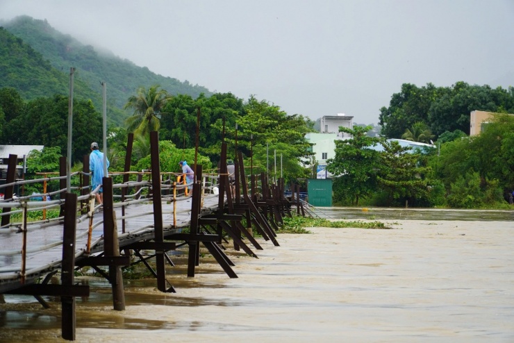 Cầu Phú Kiểng bị nước lũ cuốn trôi. Ảnh: XN