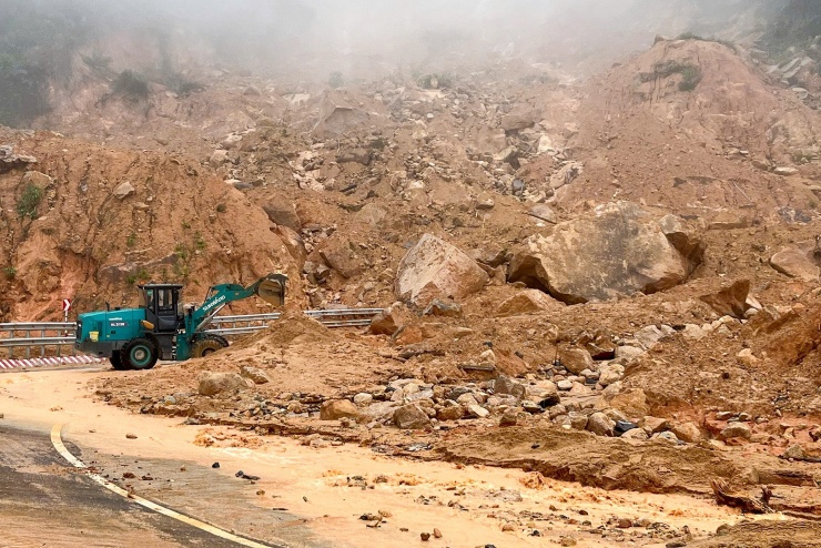 Điểm sạt lở trên quốc lộ 27C, đoạn qua đèo Khánh Lê. Ảnh: X.N