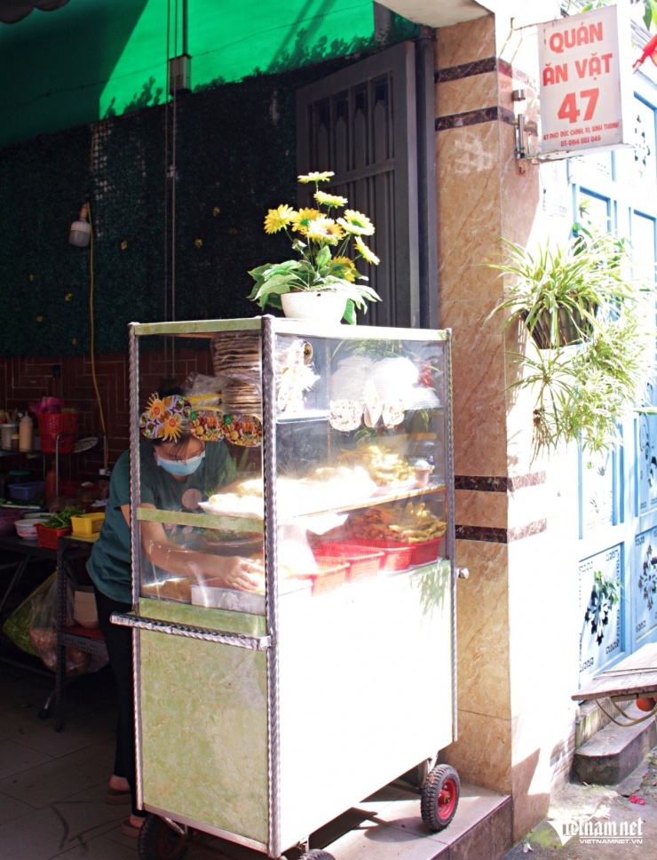 Quán ăn vặt của bà Nghĩa nằm trên đường Phó Đức Chính yên bình, ít xe cộ. Ảnh: Hà Nguyễn
