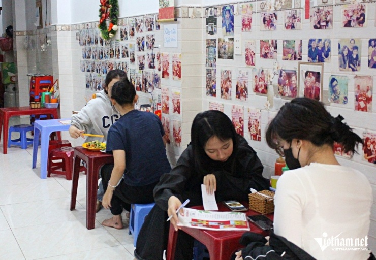 Quán trang trí giản dị, hai bên tường có nhiều ảnh ghi lại khoảnh khắc đáng nhớ giữa khách và chủ quán. Ảnh: Hà Nguyễn