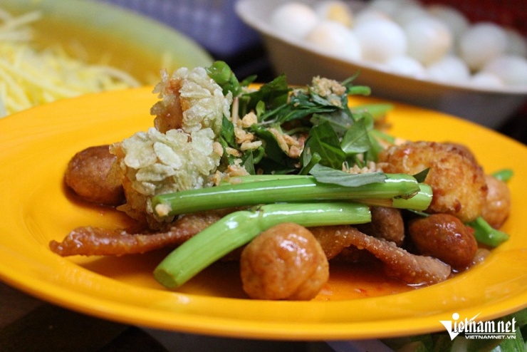 Quán ăn có nhiều món, chủ yếu là các món ăn vặt thơm ngon, đẹp mắt. Ảnh: Hà Nguyễn