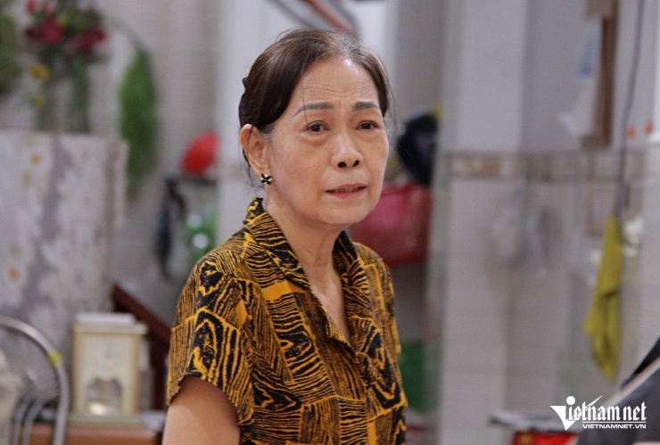 Sau hơn 20 năm bán đồ ăn vặt, bà Nghĩa cho biết sẽ ngừng bán vào ngày 25 Tết sắp tới. Ảnh: Hà Nguyễn