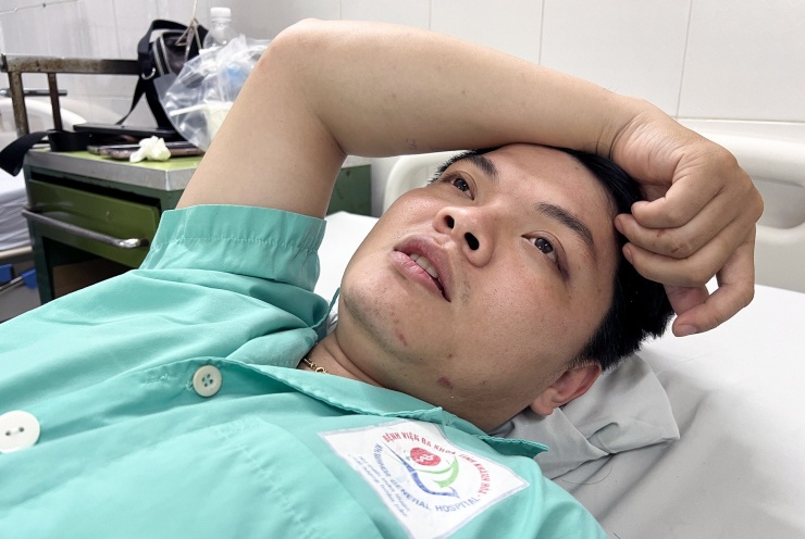 Anh Võ Trường Sinh đang điều trị tại Bệnh viện Đa khoa tỉnh Khánh Hòa sau tai nạn xe khách. Ảnh: Xuân Ngọc 