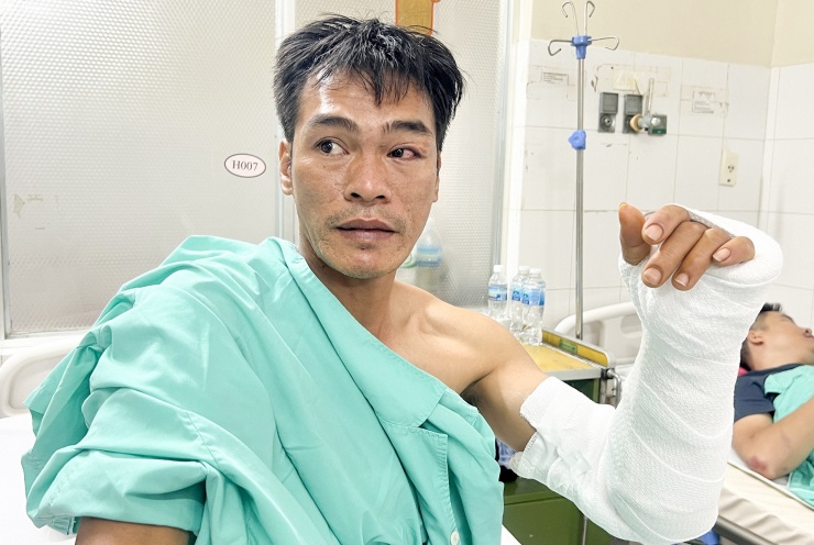 Phụ xe khách Nguyễn Long Cương kể lại giây phút ô tô gặp nạn. Ảnh: X.N