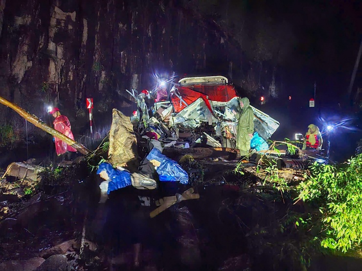 Hiện trường ô tô khách gặp nạn trên đèo Khánh Lê. Ảnh: X.N