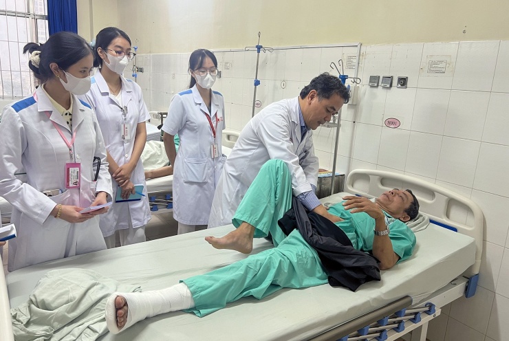 Bác sĩ Bệnh viện Đa khoa tỉnh Khánh Hòa chăm sóc y tế cho nạn nhân trong vụ tai nạn. Ảnh: X.N 