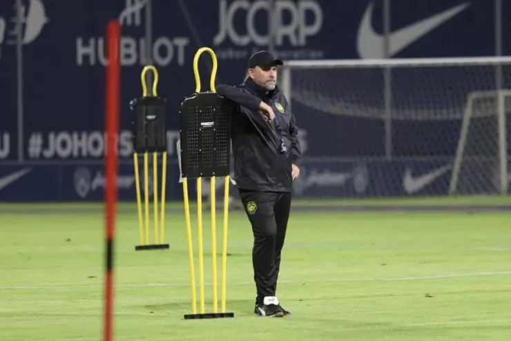 Ông thầy người Úc Cklamovski chưa có ý định chia tay bóng đá Malaysia ở thời điểm này. Ảnh: BNM.