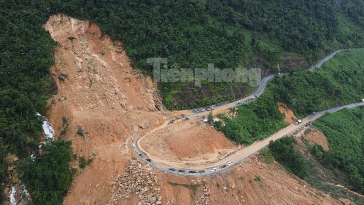 Trong đêm 16 rạng sáng 17/11, hàng nghìn khối đất đá tràn xuống đèo Khánh Lê khiến giao thông trên cả 2 chiều tại tuyến Nha Trang - Đà Lạt bị chia cắt.