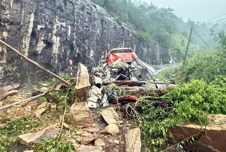 Đất đá cũng vùi lấp một phần ô tô khách, làm 6 người chết, 19 người bị thương.