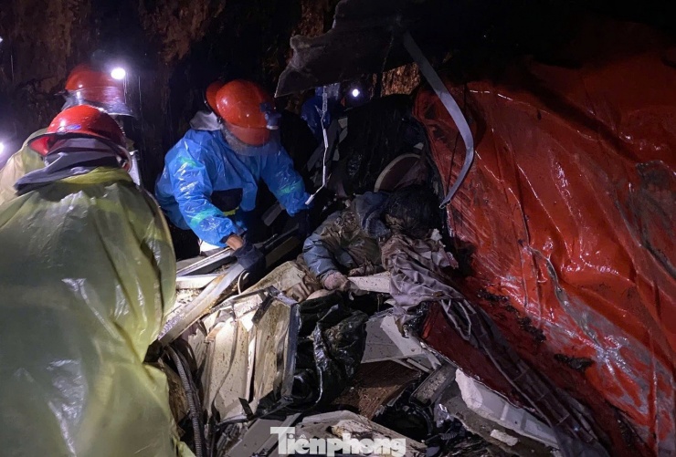 Vụ việc xảy ra vào khoảng 22h30 ngày 16/11, xe khách Phương Trang chở 32 người chạy trên đèo Khánh Lê hướng Đà Lạt – Nha Trang để ra Quảng Ngãi. Đến khu vực xã Nam Khánh Vĩnh, đèo sạt lở, đất đá đổ xuống vùi lấp ô tô.