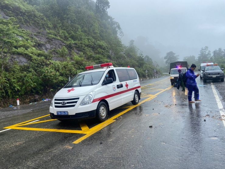 Đến 11h ngày 16/11, thi thể nạn nhân mất tích cuối cùng được lực lượng cứu hộ đưa bằng cáng từ hiện trường ra ngoài, để chuyển tới bệnh viện.