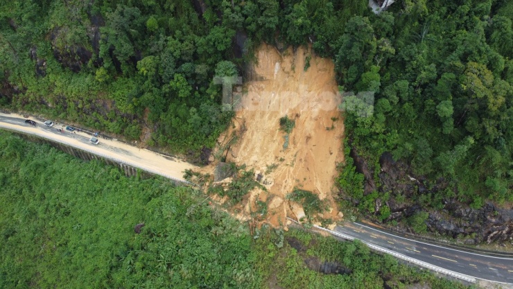 Một điểm sạt lở trên đèo Khánh Lê, đất đá tràn xuống bít hoàn toàn lối đi.