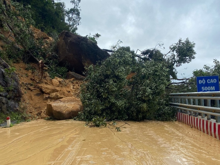 Do đường bị chia cắt, lực lượng cứu hộ phải băng qua bằng đường bộ đưa những người gặp nạn ra ngoài.