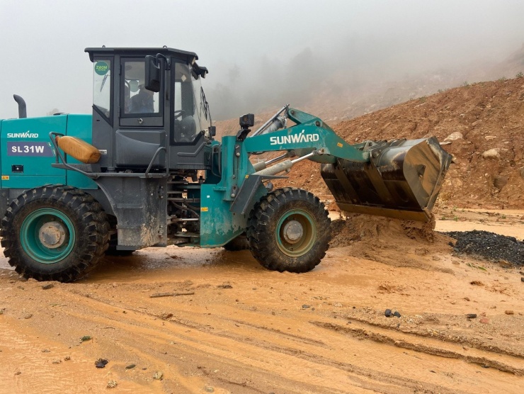 Theo Giám đốc sở Xây dựng Khánh Hòa, trên toàn tuyến đèo Khánh Lê (tỉnh Khánh Hòa) hiện có 4 điểm sạt lở lớn và một số điểm sạt lở nhỏ khác khiến công tác khắc phục gặp nhiều khó khăn.