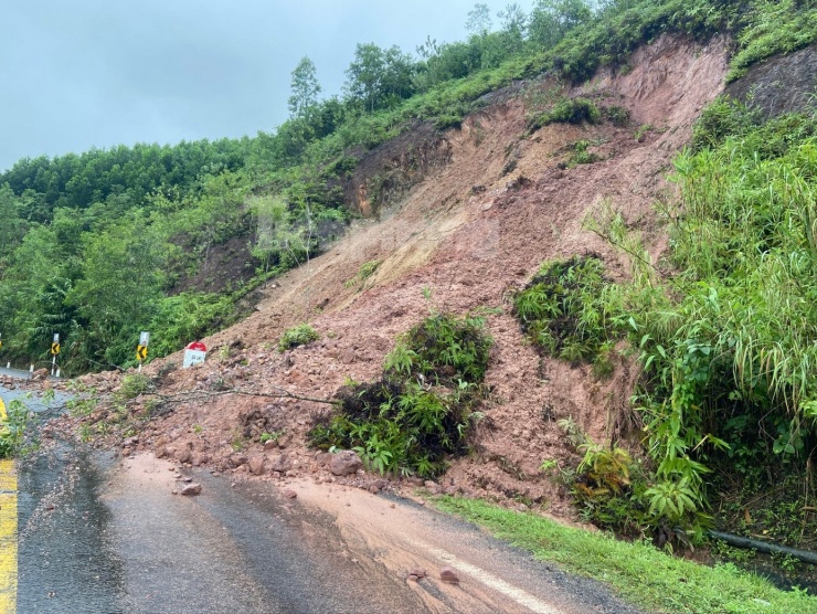 Một điểm sạt lở khác trên đèo Khánh Lê.