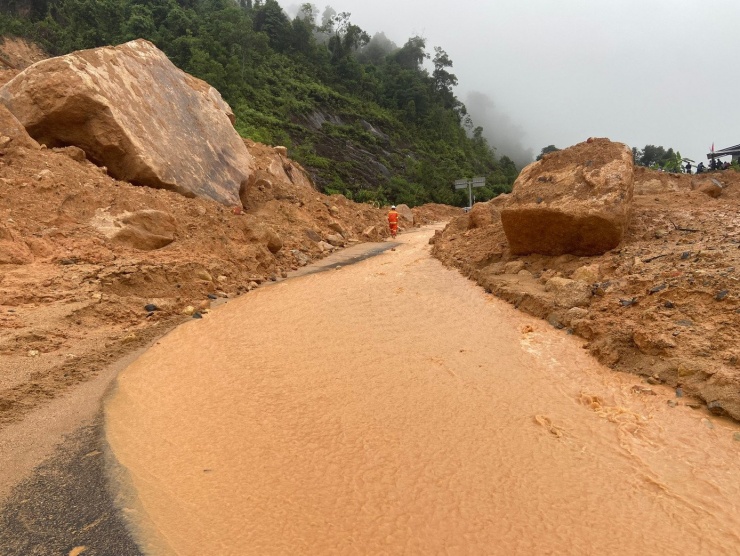 Hiện tại công tác giải tỏa hiện trường sạt lở rất khó khăn do mưa lớn, thời tiết diễn biến phức tạp.