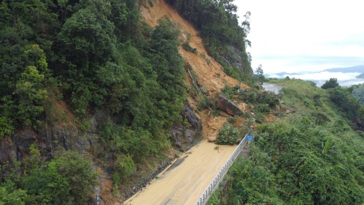 Theo Đài Khí tượng Thủy văn Khánh Hòa cho biết từ ngày 16 đến 18/11, tỉnh Khánh Hòa có mưa vừa đến rất to với tổng lượng 80-150mm; vùng miền núi 100-200mm, có nơi trên 250mm. Cơ quan khí tượng cảnh báo khả năng xuất hiện mưa lớn cục bộ, lượng trên 80 mm trong 3 giờ, nguy cơ sạt lở rất cao.