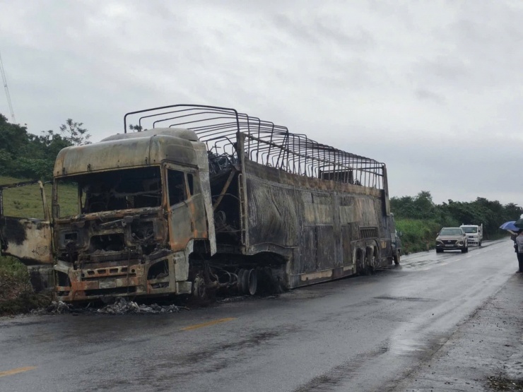 Xe tải chở 128 xe máy cháy trơ khung. Ảnh: Tr. Đức