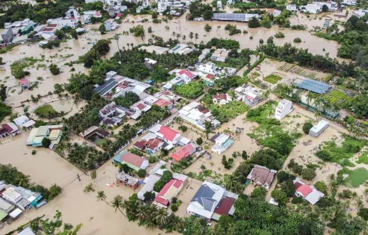 Từ sáng sớm, nước từ thượng nguồn cuồn cuộn đổ về phố biển, đến trưa cả Nha Trang thành biển nước mênh mông.
