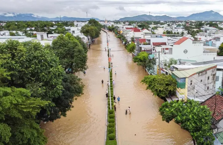 Nhiều đường ở Nha Trang chìm sâu trong nước.