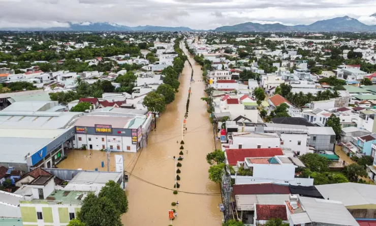 Đường 23-10 đến 14 giờ ngày 17-11, không thể lưu thông, cơ quan chức năng phải đóng đường, giăng dây cảnh báo an toàn.