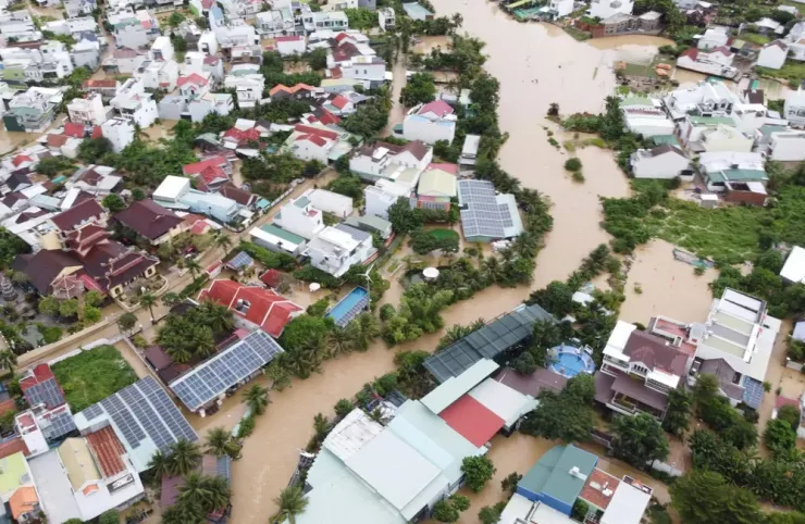 Khu vực ven sông Cái Nha Trang ngập nặng vì nước đổ về quá nhanh.