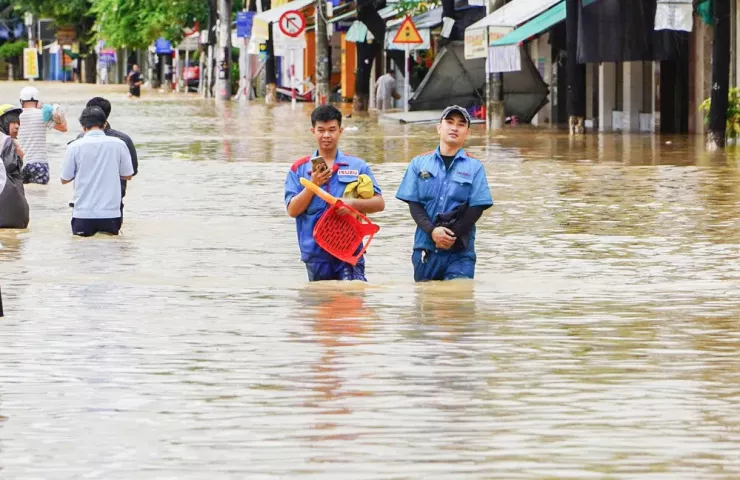 Nhiều người bỏ xe lội bộ về nhà khi nước đã ngập đường hơn 0,5 m. "Nhà ở Diên Khánh nên cơ quan cho về để kê đồ, mà đi nửa đường phải bỏ xe. Gọi về nhà thì đã ngập hết rồi, đồ đạc chìm trong nước cả rồi"- anh Huỳnh Văn Chánh, ngụ xã Diên Khánh, tỉnh Khánh Hòa, cho biết.