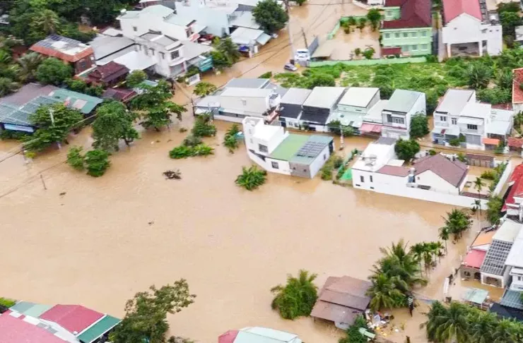 Một số khu vực ở các phường Bắc Nha Trang, Tây Nha Trang, Nam Nha Trang bị cô lập, người dân phải kêu cứu cơ quan chức năng, nhờ đưa ra ngoài.