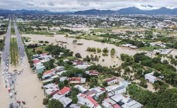 Đại lộ Võ Nguyên Giáp có nền đường rất cao nhưng cũng "thất thủ" vì nước lũ dâng cao, tràn qua mặt đường.