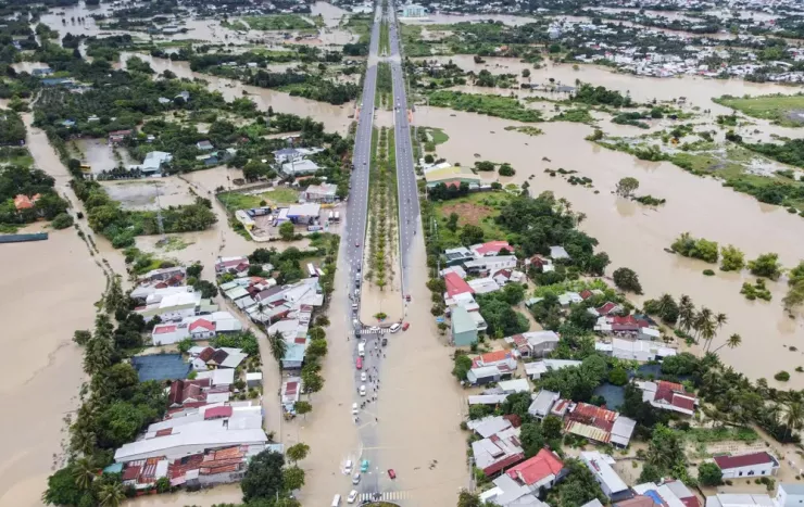 Đại lộ Võ Nguyên Giáp bị ngập ít nhất ba đoạn. Do vậy, nhiều phương tiện bị kẹt ở giữa, tìm cách thoát nước lũ nhưng bất thành.