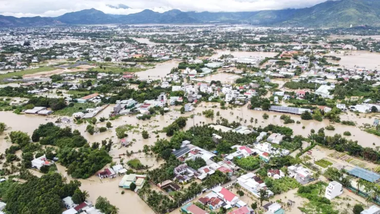 Việc xả lũ kèm theo mưa lớn từ thượng nguồn khiến vùng hạ du sông Cái Nha Trang càng ngập nặng. Dự báo, đêm nay và sáng 18-11, thời tiết vẫn diễn biến bất thường, mưa lớn.