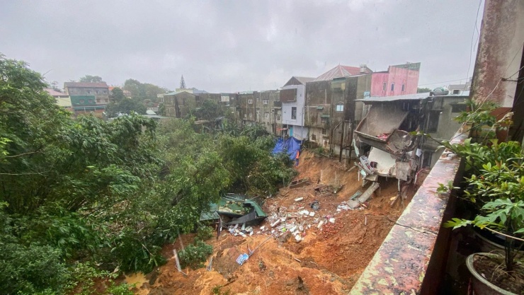 Nhiều ngôi nhà trước nguy cơ đổ sập xuống vực thẳm.