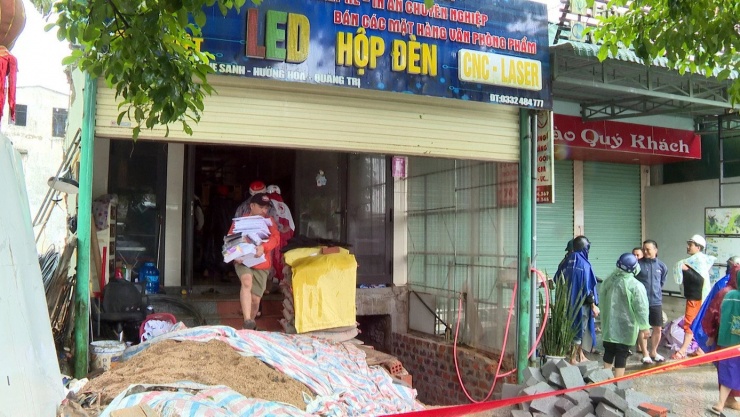 Chính quyền huy động lực lượng hỗ trợ người dân di dời tài sản.