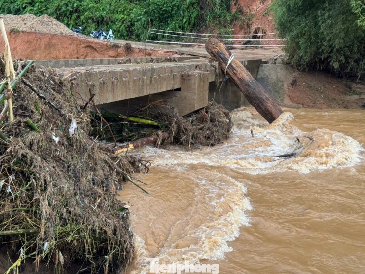 Cận cảnh cầu Nước Bao bị lũ cuốn sập, gần 300 hộ dân bị cô lập - 5