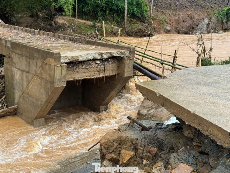 Cận cảnh cầu Nước Bao bị lũ cuốn sập, gần 300 hộ dân bị cô lập - 8