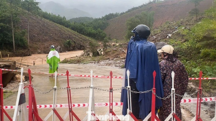 Lực lượng chức năng rào chắn hai bên cầu Nước Bao.