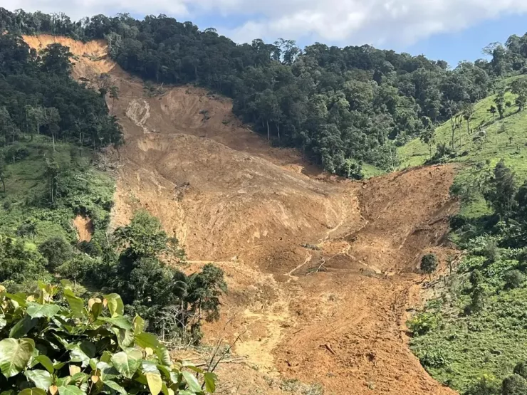 Hiện trường vụ sạt lở tại xã Hùng Sơn (Đà Nẵng), bùn đất nhão nhoẹt chảy như suối tại vị trí sạt lở. Ảnh: Xã Hùng Sơn
