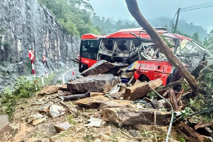 Hình ảnh hiện trường sạt lở trúng xe khách trên đèo Khánh Lê, 6 người tử vong