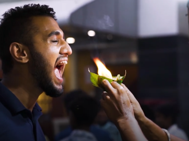 Khách thót tim ăn món trầu bốc lửa của Ấn Độ