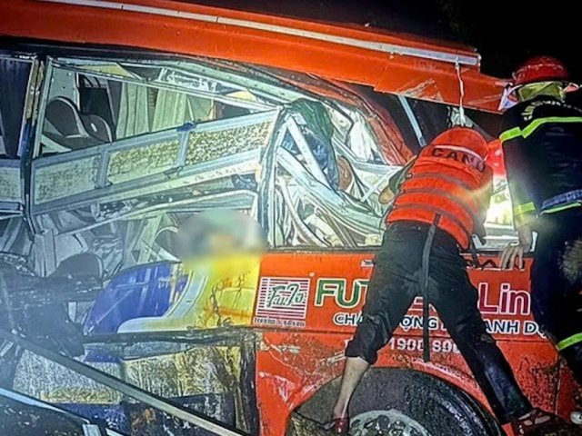 Xuyên đêm cứu người kẹt trong xe khách bị vùi lấp ở đèo Khánh Lê