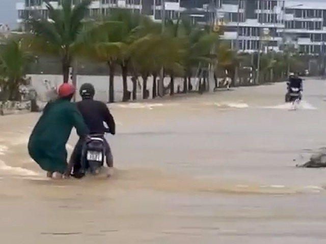 Nước lũ cuồn cuộn đổ về Huế